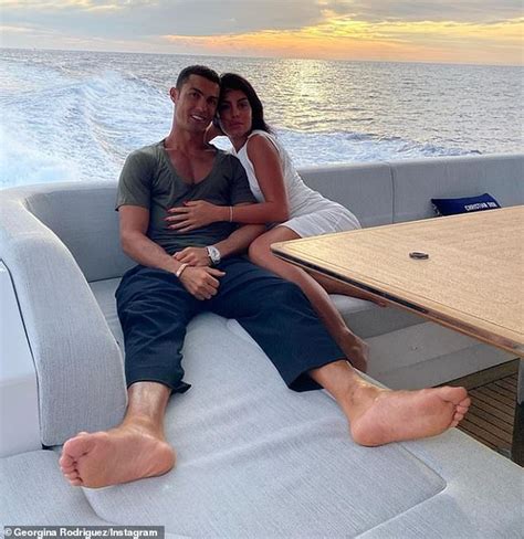 spiaggia georgina rodriguez|Cristiano Ronaldo, Georgina Rodriguez enjoy their time on beach